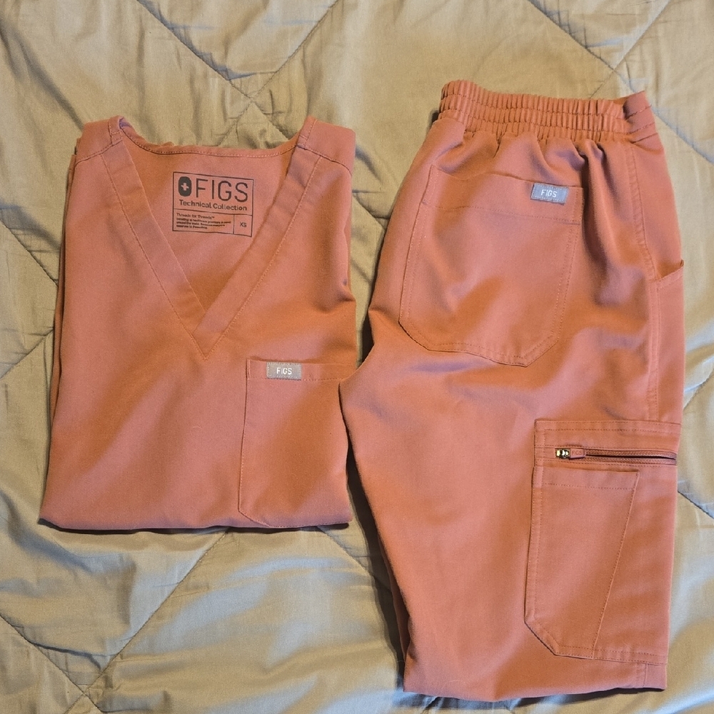 Figs Coral Scrub Set